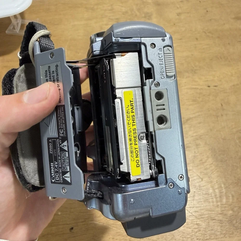 Canon NTSC ZR80 Silver 2.5″ LCD 360x Digi Zoom Handheld MiniDV Camcorder Tested